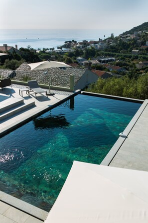 piscine à débordement vue mer