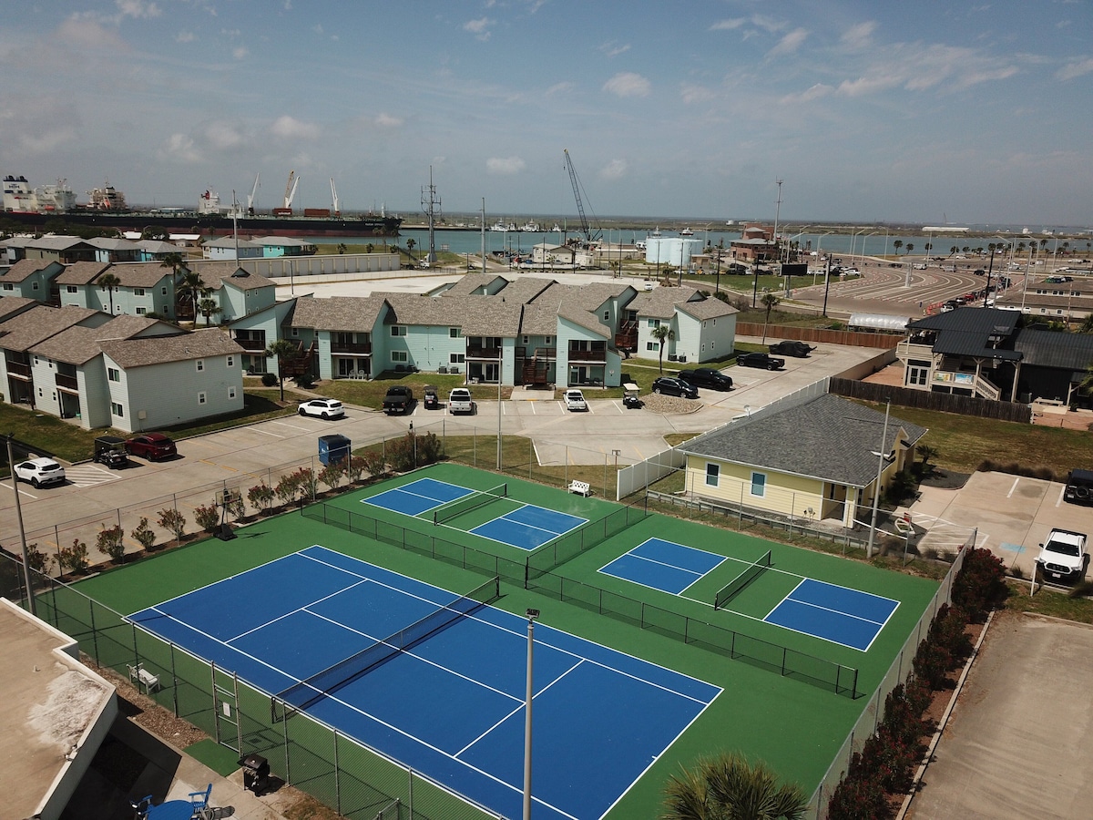 AHF120 Newly Remodeled Bottom Floor Condo, Shared Pool, Hot Tub, Near Marina and Ferry