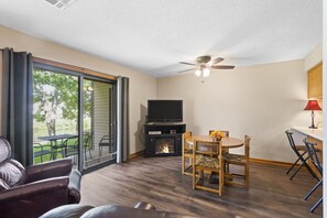 Living Area/Dining
