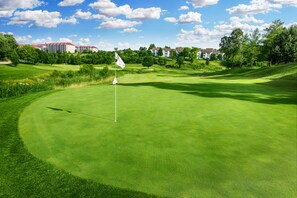 Resort guests enjoy heavily discounted rates on golf