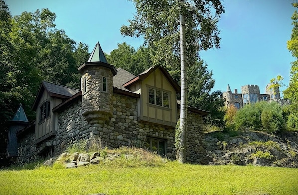 'The Castle Gatehouse' of Highlands Castle
