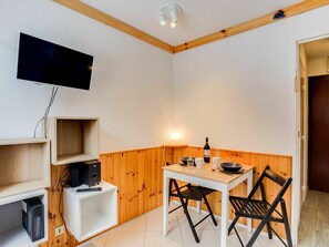 Möbel, Eigentum, Tabelle, Holz, Interior Design, Orange, Flooring, Fussboden, Wohnzimmer, Fernsehen