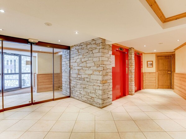 Tür, Halle, Holz, Beleuchtung, Interior Design, Flooring, Gebäude, Fussboden, Backstein