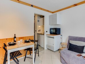Möbel, Tabelle, Cabinetry, Gebäude, Holz, Haushaltsgerät, Interior Design, Flooring, Regale, Küche