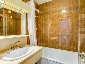 Spiegel, Zapfhahn, Armatur, Eigentum, Badezimmerschrank, Sinken, Bad Sink, Duschkopf, Gebäude, Badezimmer