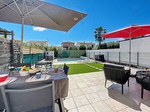 Zone Résidentielle, Mobilier De Jardin, Piscine, Composite, Ombre, Chaise, Jardin, Parapluie, Aménagement Paysager, Cour