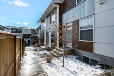 Vibrant Inner City Townhome Private Garage ⭐️