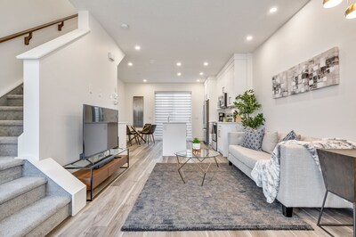 Vibrant Inner City Townhome Private Garage ⭐️