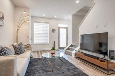 Vibrant Inner City Townhome Private Garage ⭐️