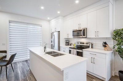 Vibrant Inner City Townhome Private Garage ⭐️