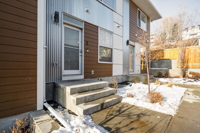 Vibrant Inner City Townhome Private Garage ⭐️