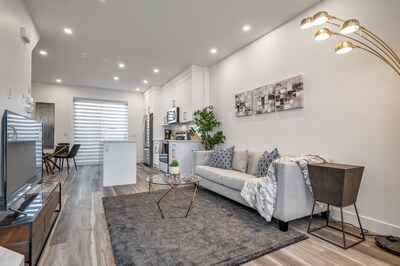 Vibrant Inner City Townhome Private Garage ⭐️