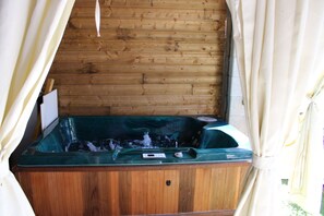 Indoor spa tub