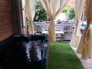 Outdoor spa tub