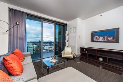 Palms Place 53rd Floor Penthouses Strip View with Jacuzzi the bathroom 