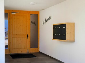 Gebäude, Tür, Haus, Cabinetry, Holz, Interior Design, Farbe, Kunst, Wand, Flooring