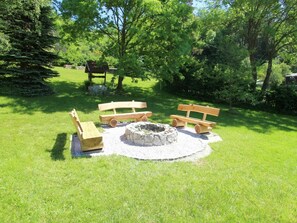 Pflanze, Tabelle, Natürliche Landschaft, Baum, Gartenmöbel, Grundstueck, Tisch Im Freien, Schatten, Freizeit, Ground