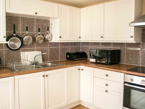 Cabinetry, Countertop, Küchengerät, Herd, Schwarz, Küche, Gebäude, Holz, Cooktop, Haushaltsgerät