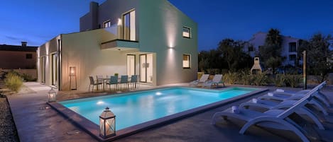 Swimming Pool, Property, House, Building, Architecture, Real Estate, Home, Leisure Centre, Design, Villa