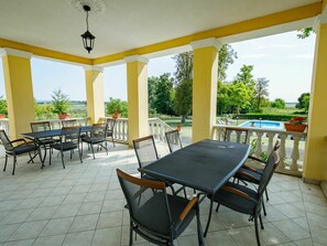 Tabelle, Möbel, Pflanze, Stuhl, Schatten, Holz, Interior Design, Die Architektur, Himmel, Veranda