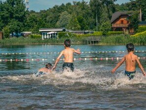 Water, Vertebrate, Tree, Sky, Lake, Plant, Outdoor Recreation, Swimming Pool, Leisure, Headgear