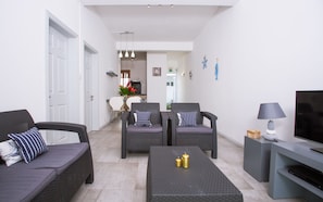 Vue du salon et de l'entrée