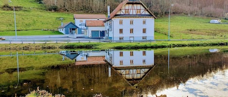 Vue de la façade depuis le lac