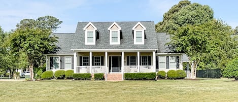 Large front yard, perfect for yard games. 