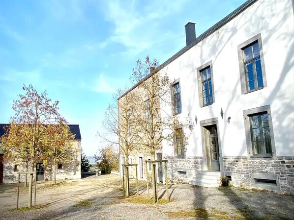 Stugans exteriör [sommar]