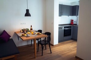 Appartement Naturgarten bis max. 3 Pers. 53 - 57 qm-Essbereich und Küche.jpg