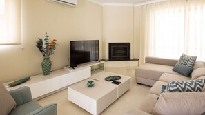 Living room - TV - AC - WIFI - BY BEDZY