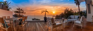 Sunset is an amazing moment every day from your private terrace equipped with a living room and an outdoor table in front of the sea. 