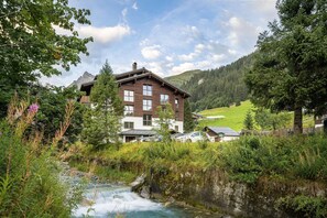 Außenansicht des Gebäudes. Hausansicht Sommer