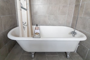 Supersize clawfoot bath tub