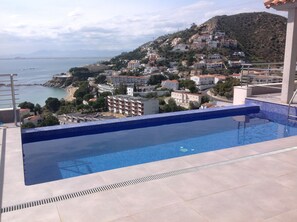 Superbe terrasse et piscine vue panoramique 