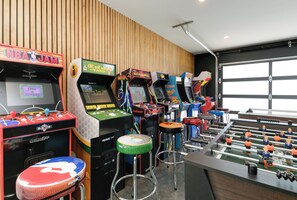 Plenty of arcade games including NBA Jam, Golden Tee, Mortal Combat.