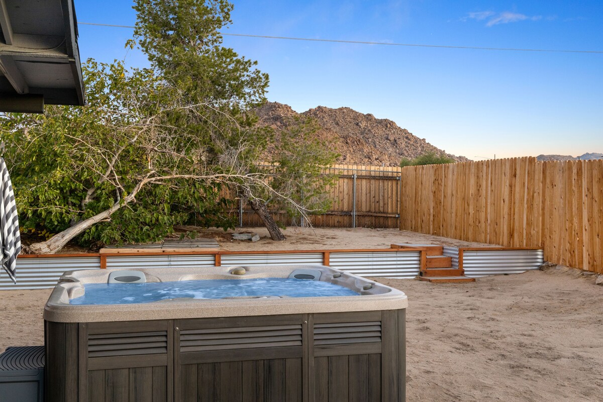 Live Centered w/ Hot Tub, Fire Pit & BBQ In Joshua Tree & Walk to Town!