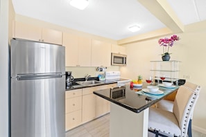 Enjoy making your meals in this fully equipped kitchen (no dishwasher)