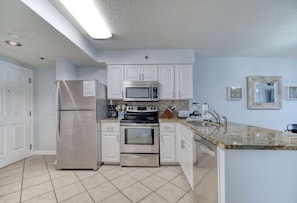 Tradewinds 805, 2 bedroom 2 bathroom, 8th floor, sleeps 6. Managed by Island Rentals.