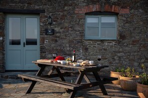 Rose Cottage - Patio and picnic table perfect for BBQ's