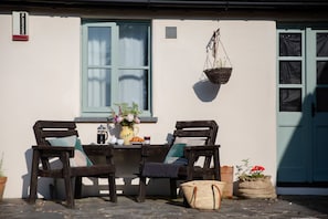 Honeysuckle Cottage - Love seat on the patio