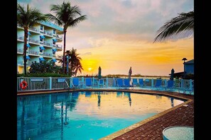 Pool overseeing the Gulf of Mexico!