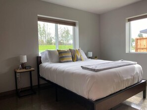 Bedroom 2 (Queen) (1)