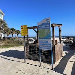 Very short walk to the beach / King & Prince!