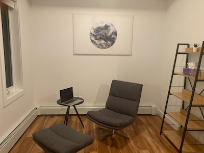 Designer NY Style Condo| FREE Parking| Fast WIFI