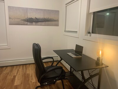 Designer NY Style Condo| FREE Parking| Fast WIFI