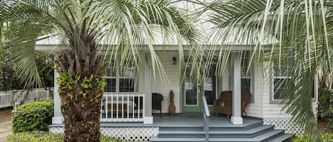 Crystal Cottage - NEWLY REMODELED and close to the beach!