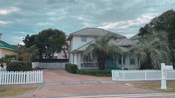 Crystal Cottage - Newly remodeled home in Crystal Beach
