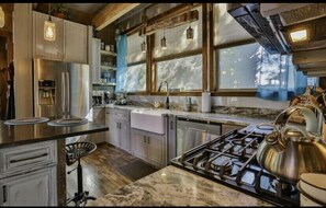 Kitchen w/all the necessities to cook