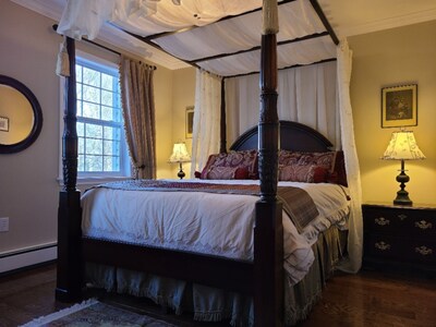 TIMELESS ELEGANCE-EMBELLISHED MAHOGANY&CANOPY BEDS